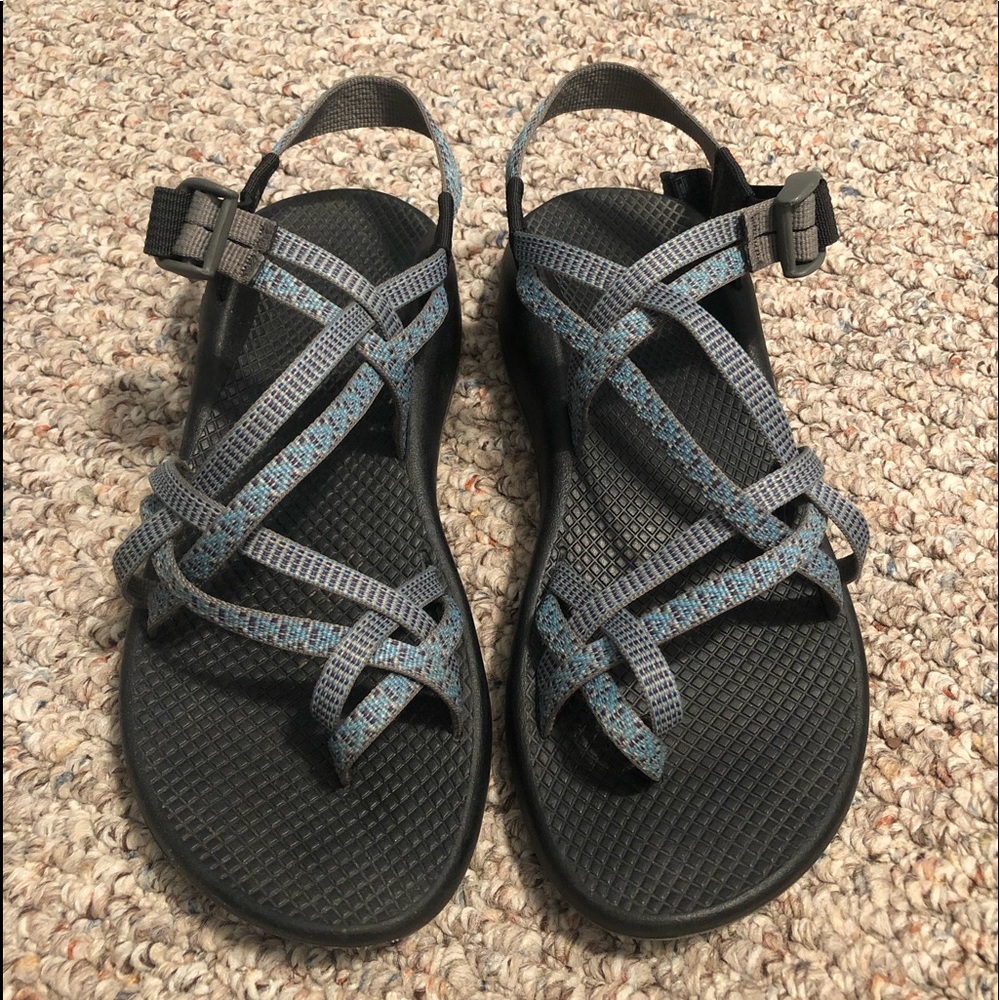 women’s blue patterned double strap chacos,size 10